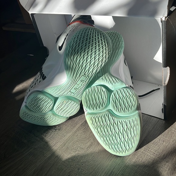 Lebron Witness 5’s - Picture 3 of 5